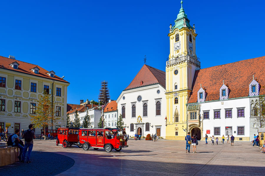 Hlavne-Namestie-bratislava Bratislava in un giorno: come arrivare da Vienna e cosa vedere