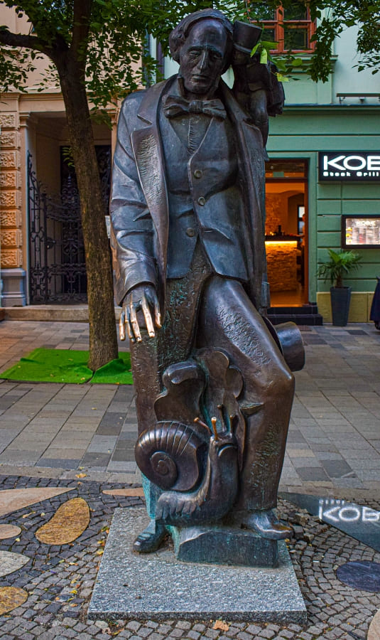 Statua-Hans-Christian-Andersen Bratislava in un giorno: come arrivare da Vienna e cosa vedere