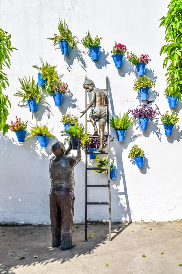 cortili-cordoba-monumento-nonno-bambino Cortili di Cordoba: informazioni per visitare i patios fioriti più belli