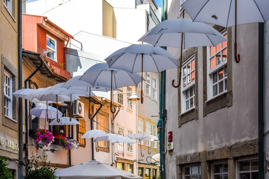 cosa-vedere-braga-strada-ombrelli Cosa vedere a Braga, nel nord del Portogallo