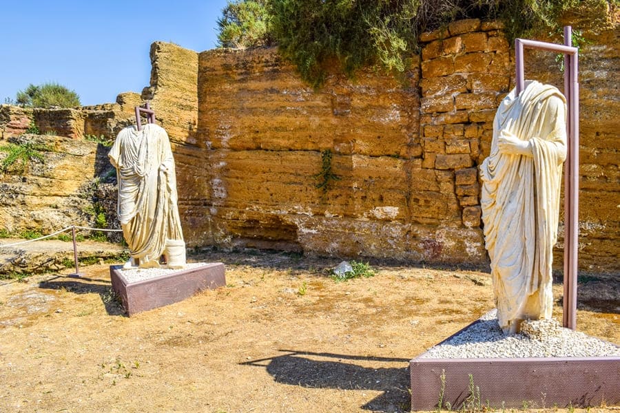 valle-dei-templi-agrigento-statue Valle dei Templi di Agrigento: tutte le informazioni per la visita