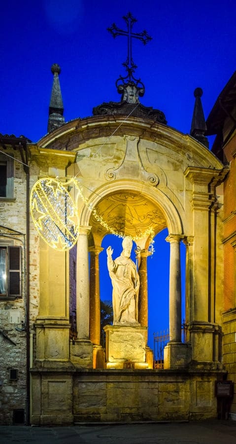 cosa-vedere-gubbio-statua-santo-ubaldo Cosa vedere a Gubbio